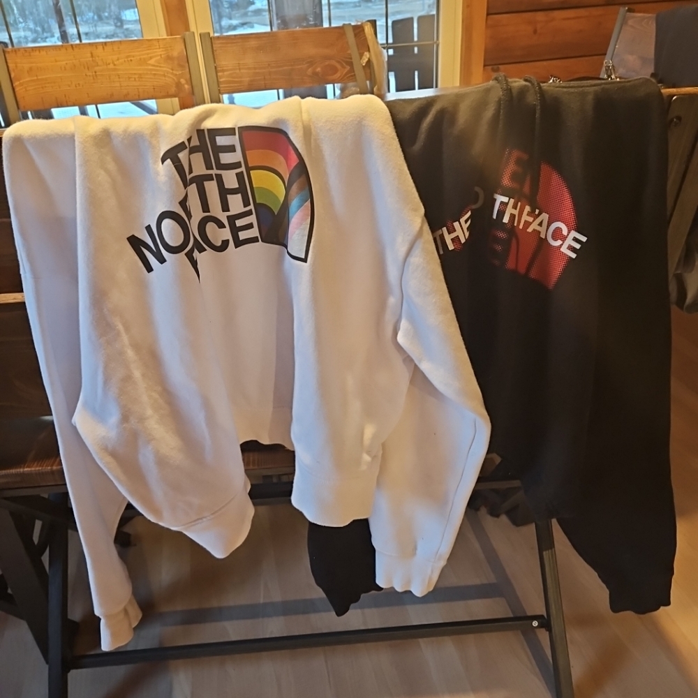 2 northface Cropped goodies med and large